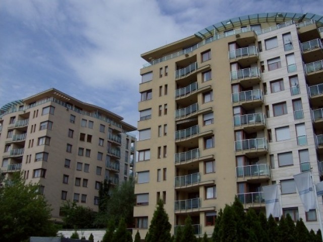 XIII_budapest_kleopatra_hazban_luxuslakas_kiado